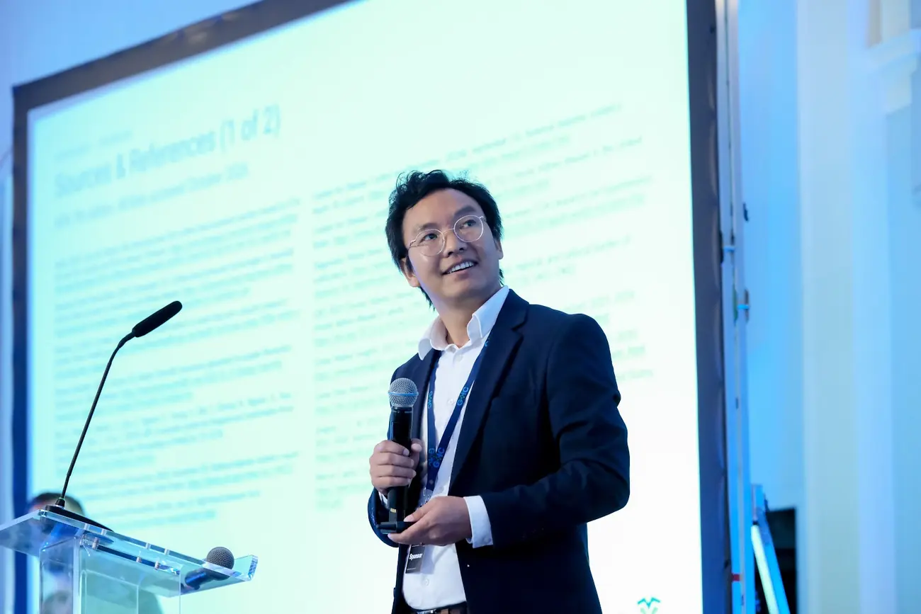 A founder presenting a slide on the Venture Forum stage